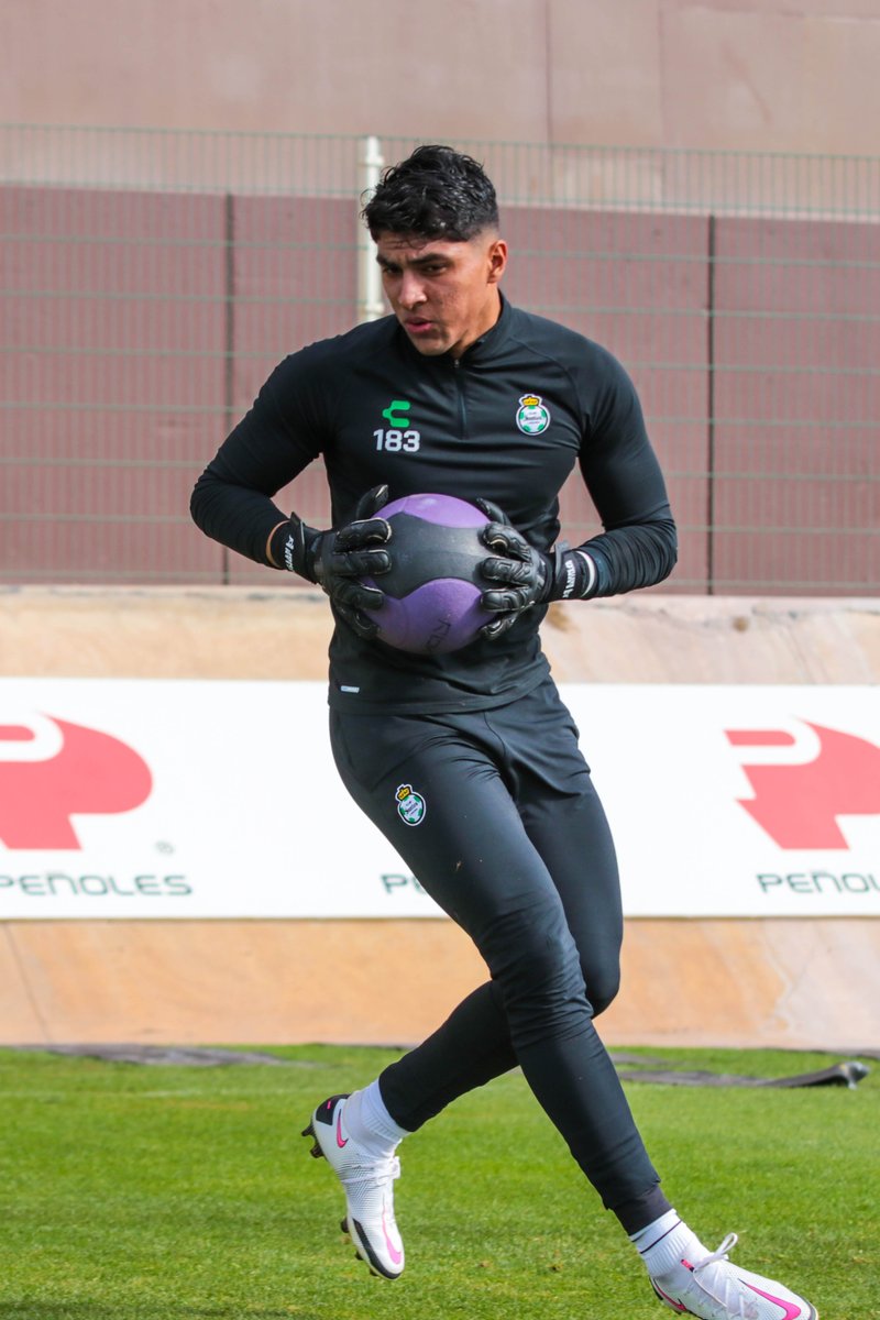 ClubSantos's tweet photo. ¡Mucho trabajo y energía positiva en la sesión del día!🔋🆙 #ModoGuerrero⚔️ https://t.co/0cdNTa5ivM