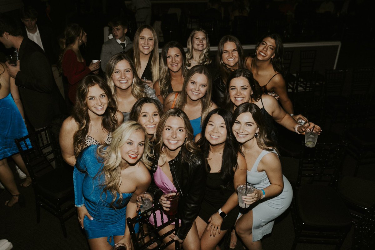 Happy #wingitwednesday!! <a href="/piphiatksu/">Pi Beta Phi</a>