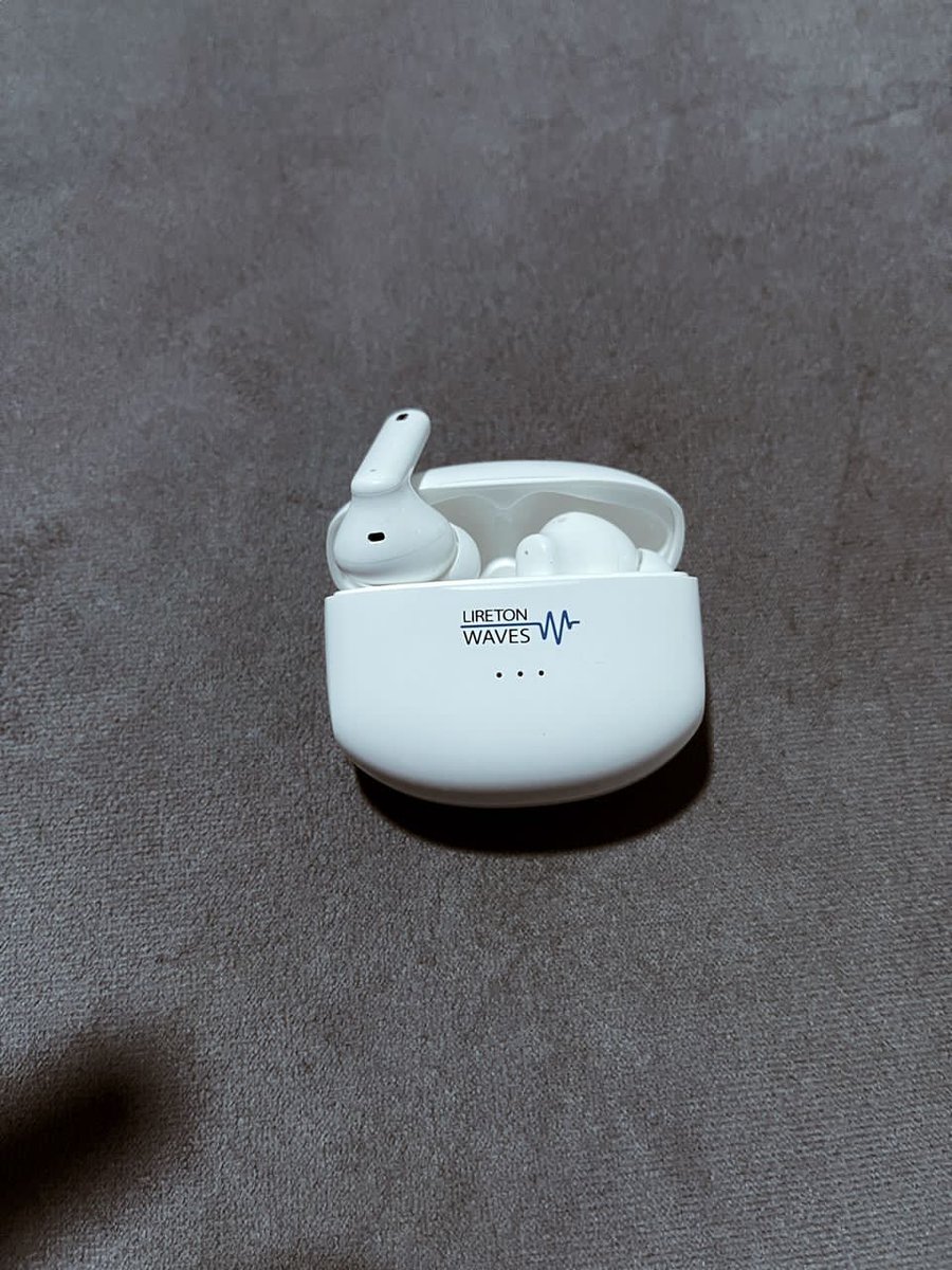Nsukka_okpa's tweet photo. I'm looking to give out this brand new Lireton iBuds to one of my follower..

If you want, just identify.

Only people in Lagos abeg. https://t.co/HYQVViqcdD