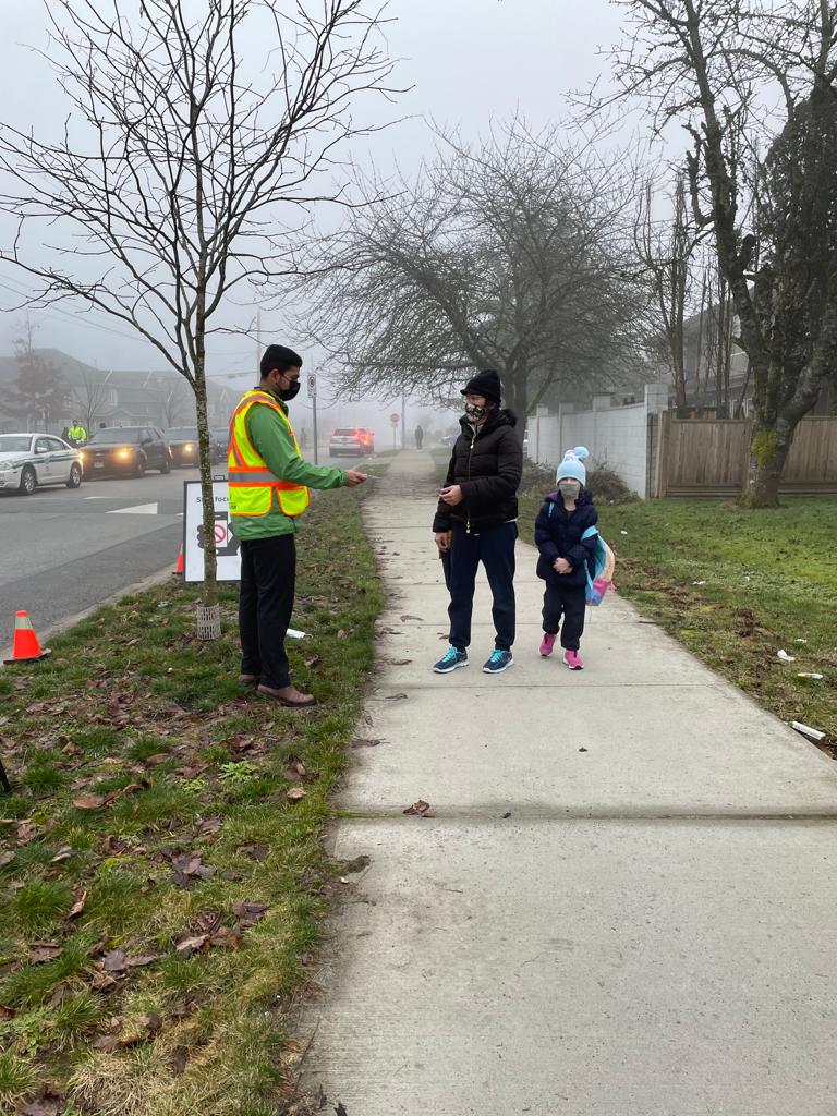 PreventCrimes's tweet image. 🚦3rd day of #walkingwednesday 🚦
The dense fog this morning did not stop our #volunteers from conducting a #CellWatch near the #school drop-off zone and #distributing #reflectors to help #raise #awareness on #roadsafety for both #pedestrians and #drivers.
