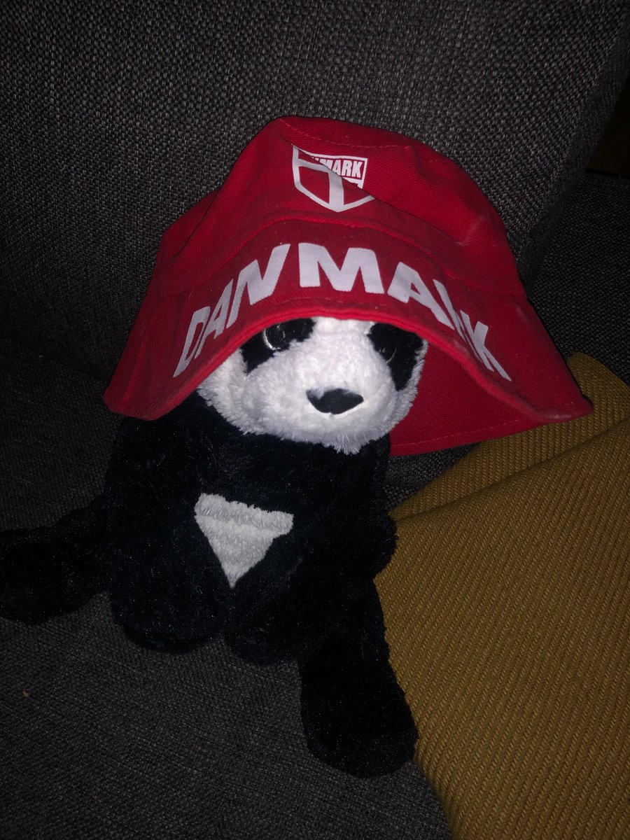 Manifestum danskan sigur yfir blaðamannafundi Mette (hún er að aflýsa öllum covid-takmörkunum 1. feb btw). Peter lukkupanda er líka klár! Kom så!