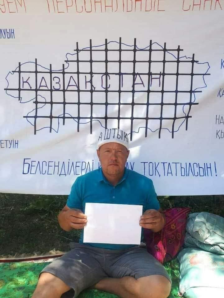 1/3
SPECIAL “ANTI-TERROR” OPERATION IN SHYMKENT 2️⃣ 
ABDUCTION OF CIVIL ACTIVISTS

7 January 2022 #Shymkent

At 23:30, unknown perpetrators stormed the house of a civil activist Zhanmurat #ASHTAYEV.

@CanEmbKz 
<a href="/nickbrousseau/">Nicholas Brousseau</a> 
<a href="/SenatorHousakos/">Senator Leo Housakos</a> 
<a href="/TerhiHakala/">Terhi Hakala</a>