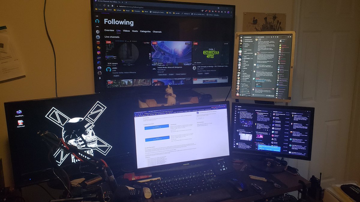 therealcmiller's tweet image. I don't think I'll ever have a screen real estate problem #idonthaveaproblem