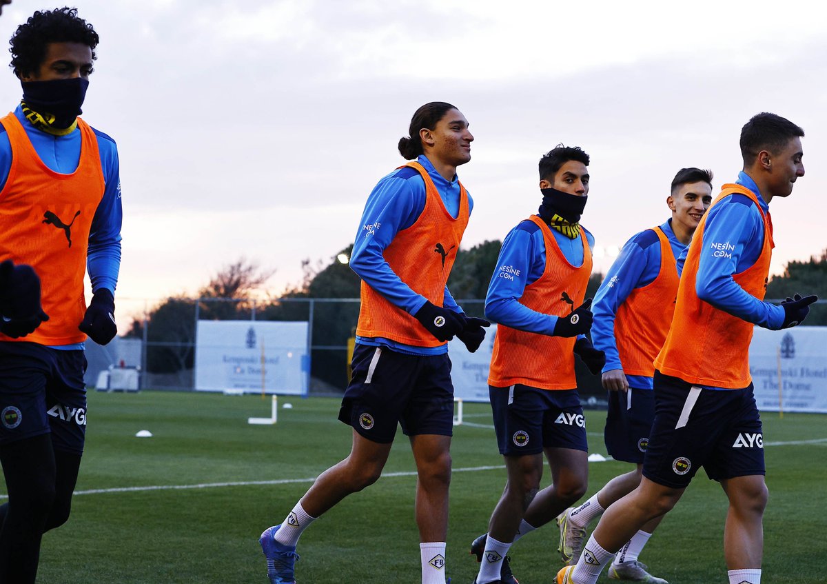 fbakademi's tweet photo. Fenerbahçe’nin bugünleri ve yarınları aynı karede! 💛💙 
Akademimizin gençleri A takımımızla çalıştılar, öğrenecekleri çok şey olduğunu bilerek pür dikkat hocalarını dinlediler. 
Aidiyetlerinin her geçen gün artması dileğiyle…

Çalışmaya ve gelişmeye devam! 💛💙💪🏻 https://t.co/m2hUKb3yCa