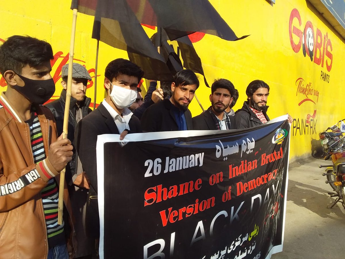 Qurat_Yfsp1's tweet photo. India portrays itself as champion of human rights,whereas minorities & non-Hindu communities living in #India are persecuted by RSS backed fascist @PMOIndia govt.
(Blackday protest Azadkashmir)
#26thJanuaryBlackDayForKashmir
#FakeUnionOfIndia
@LKDSolidariTea
@TurgayEvren1 https://t.co/p8bucxjI23