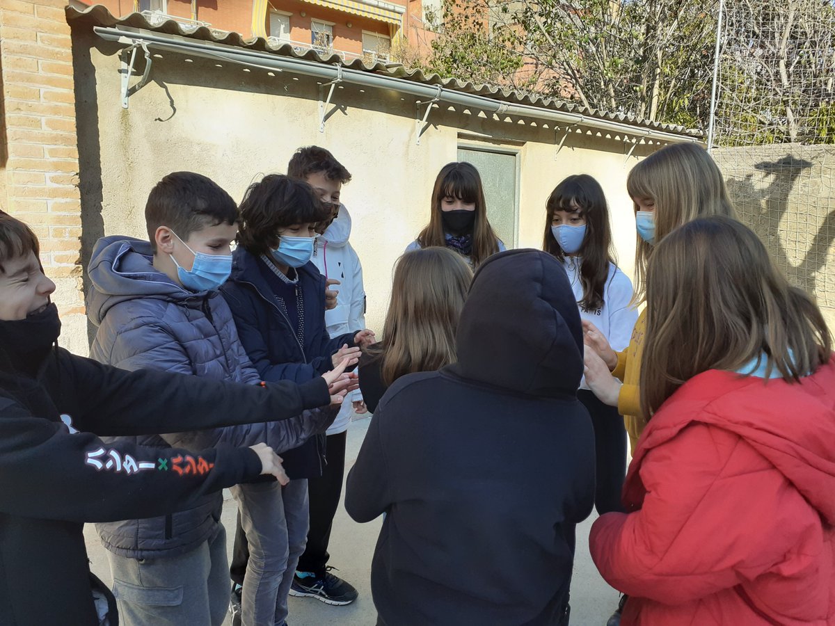 escolaguinardo's tweet photo. L’alumnat de 1r d’ESO Ponent ha culminat avui el seu projecte de celebració del Dia Escolar de la Noviolència i la Pau. Han organitzat una gimcana de jocs de pau per a la classe de Ponent. #mapadepaumental #educadrets
@EscolesCoop @FTrams @FundiPau https://t.co/dYrdLXrU7R