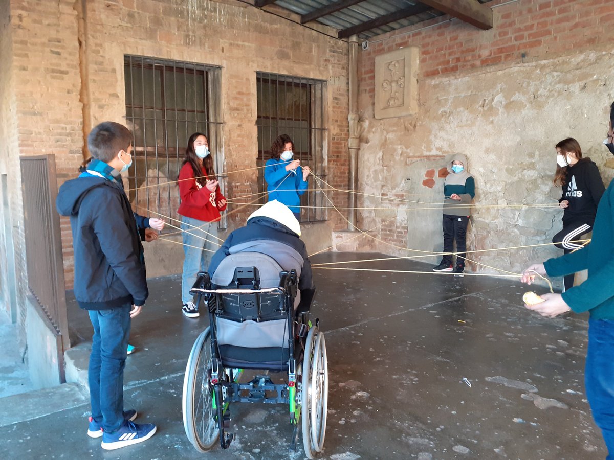 escolaguinardo's tweet photo. L’alumnat de 1r d’ESO Ponent ha culminat avui el seu projecte de celebració del Dia Escolar de la Noviolència i la Pau. Han organitzat una gimcana de jocs de pau per a la classe de Ponent. #mapadepaumental #educadrets
@EscolesCoop @FTrams @FundiPau https://t.co/dYrdLXrU7R