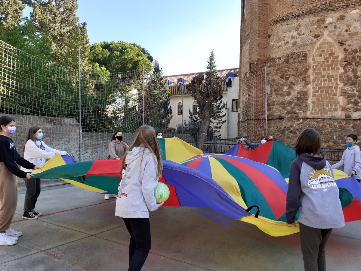escolaguinardo's tweet photo. L’alumnat de 1r d’ESO Ponent ha culminat avui el seu projecte de celebració del Dia Escolar de la Noviolència i la Pau. Han organitzat una gimcana de jocs de pau per a la classe de Ponent. #mapadepaumental #educadrets
@EscolesCoop @FTrams @FundiPau https://t.co/dYrdLXrU7R
