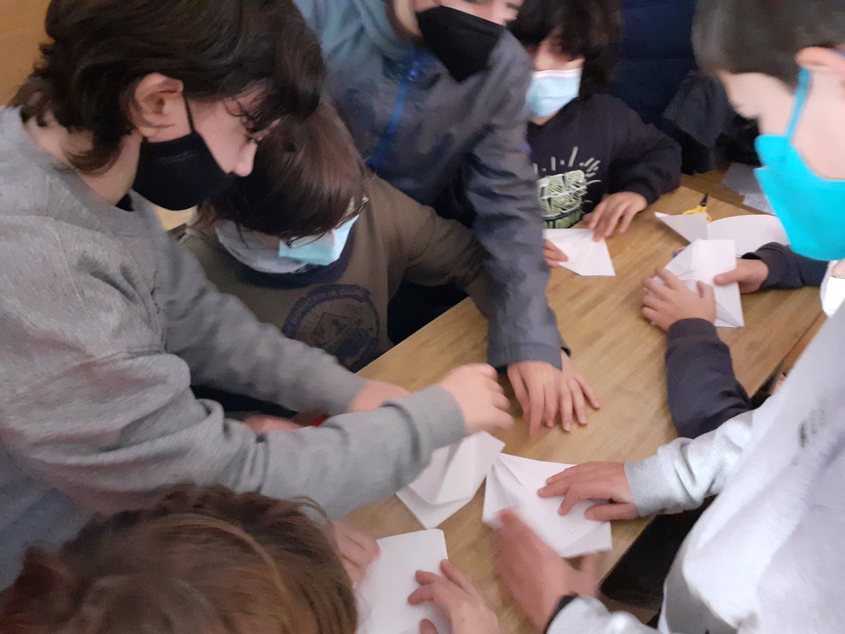 escolaguinardo's tweet photo. L’alumnat de 1r d’ESO Ponent ha culminat avui el seu projecte de celebració del Dia Escolar de la Noviolència i la Pau. Han organitzat una gimcana de jocs de pau per a la classe de Ponent. #mapadepaumental #educadrets
@EscolesCoop @FTrams @FundiPau https://t.co/dYrdLXrU7R