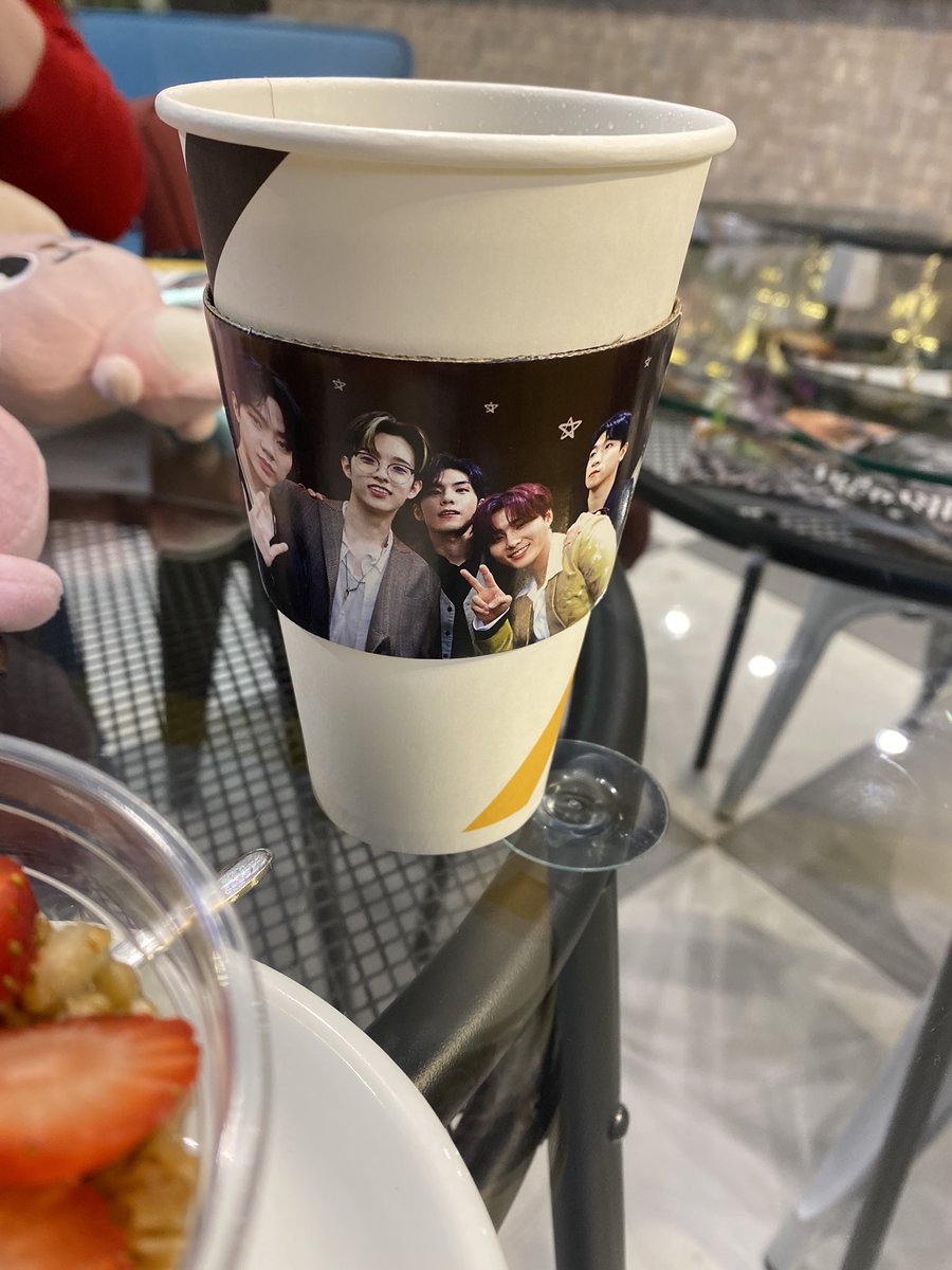 jageun_kkum_gyu's tweet photo. Жалко точно нет фотки с тем кол-вом людей, которое было в кафе на ивенте...

Как говорится, у кого какие воспоминания о концерте😂😂
#Day6inMoscow https://t.co/HDgVVvq2dC
