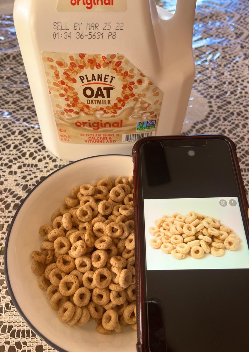 Devshre62633181's tweet photo. Who doesnโt want some more delicious multigrain cheerios?!? I guess phones help us eat healthy after allโฆ๐ง๐ค #cheerios4life #collegedormfood #cookingskillz #gourmet #STMPno1 https://t.co/BYWK7PSrbz