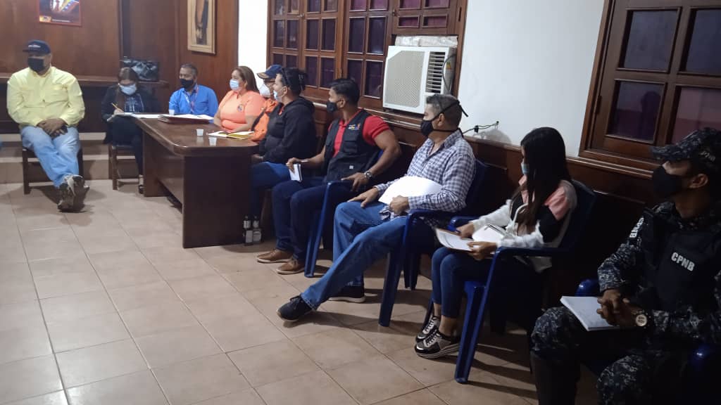 CruzLairet2021's tweet photo. En plena articulación con los entes nacionales y la FANB realizamos hoy una importante reunión de trabajo donde abordamos distintos temas que afectan al municipio García y la sana convivencia de nuestros vecinos. Juntos lo vamos a lograr #ConLaFurzaDelPueblo https://t.co/iAxJUsst3I
