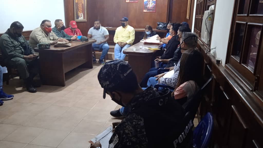 CruzLairet2021's tweet photo. En plena articulación con los entes nacionales y la FANB realizamos hoy una importante reunión de trabajo donde abordamos distintos temas que afectan al municipio García y la sana convivencia de nuestros vecinos. Juntos lo vamos a lograr #ConLaFurzaDelPueblo https://t.co/iAxJUsst3I