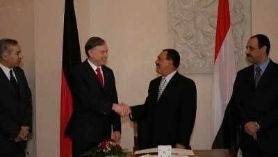 History_afash's tweet photo. فخامة الرئيس "علي عبدالله صالح" رئيس الجمهورية (رحمة الله عليه)، أثناء إستقباله بصنعاء السيد "ميشل دون هوني" المدير الإقليمي لشمال أفريقيا والشرق الأوسط بالخارجية الهولندية.

تاريخ الصورة : الأحد, 25 يناير - كانون الثاني 2004م.

التفاصيل عبر الرابط التالي:
https://t.co/uM8FujrY5K https://t.co/AN6mrVJtWZ