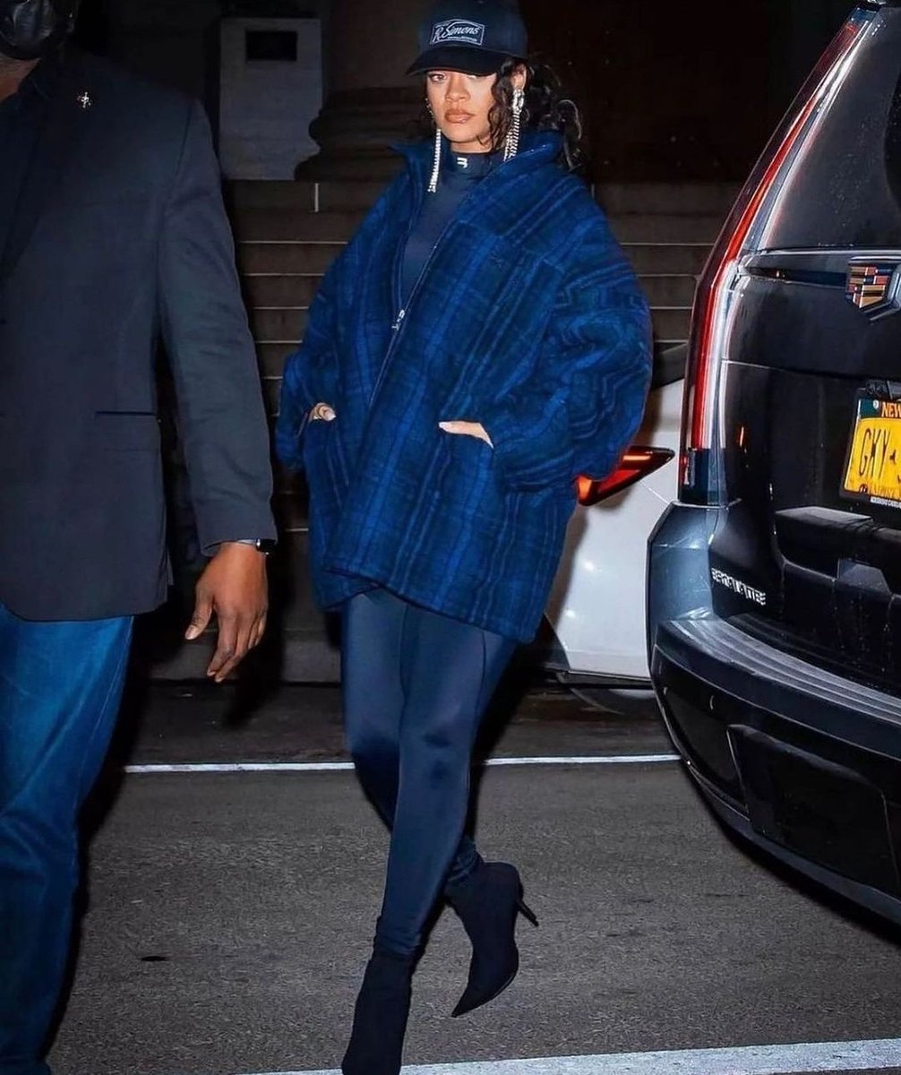 #Rihanna in NYC last night 👀🔥