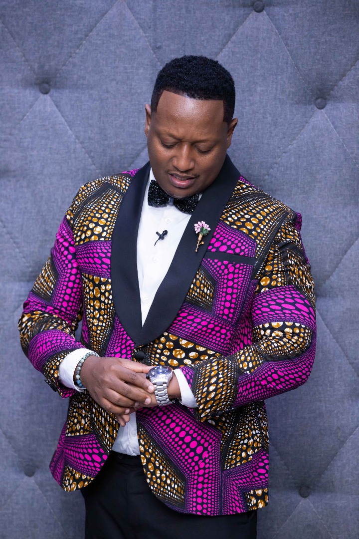 PapleRayn's tweet photo. 11pm tonite @nbstv
#LateNitesWithJK

Dressed by @papleraynhub https://t.co/O0LEZinVoJ