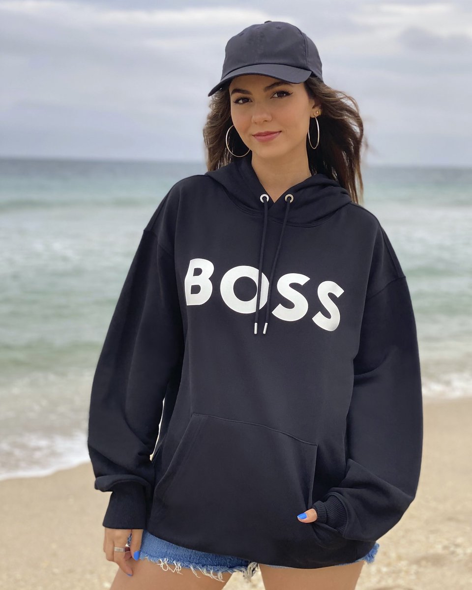 VictoriaJustice's tweet photo. Feelin’ like a boss beach 😜 https://t.co/Ioq5QV8WA9
