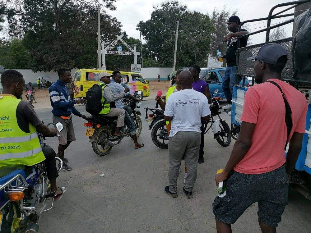 <a href="/HakiYetuOrg/">Haki Yetu</a> youth volunteers have been conducting community outreaches to sensitize and mobilise  Mombasa residents to register as voters in the ongoing #ECVR2022 #husikausikike
#mulikakura
#Elections2022