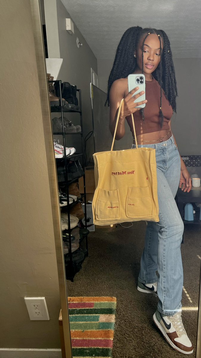 giseleloya's tweet photo. old hoodie = new project 💛 https://t.co/TFMfa3SVC8