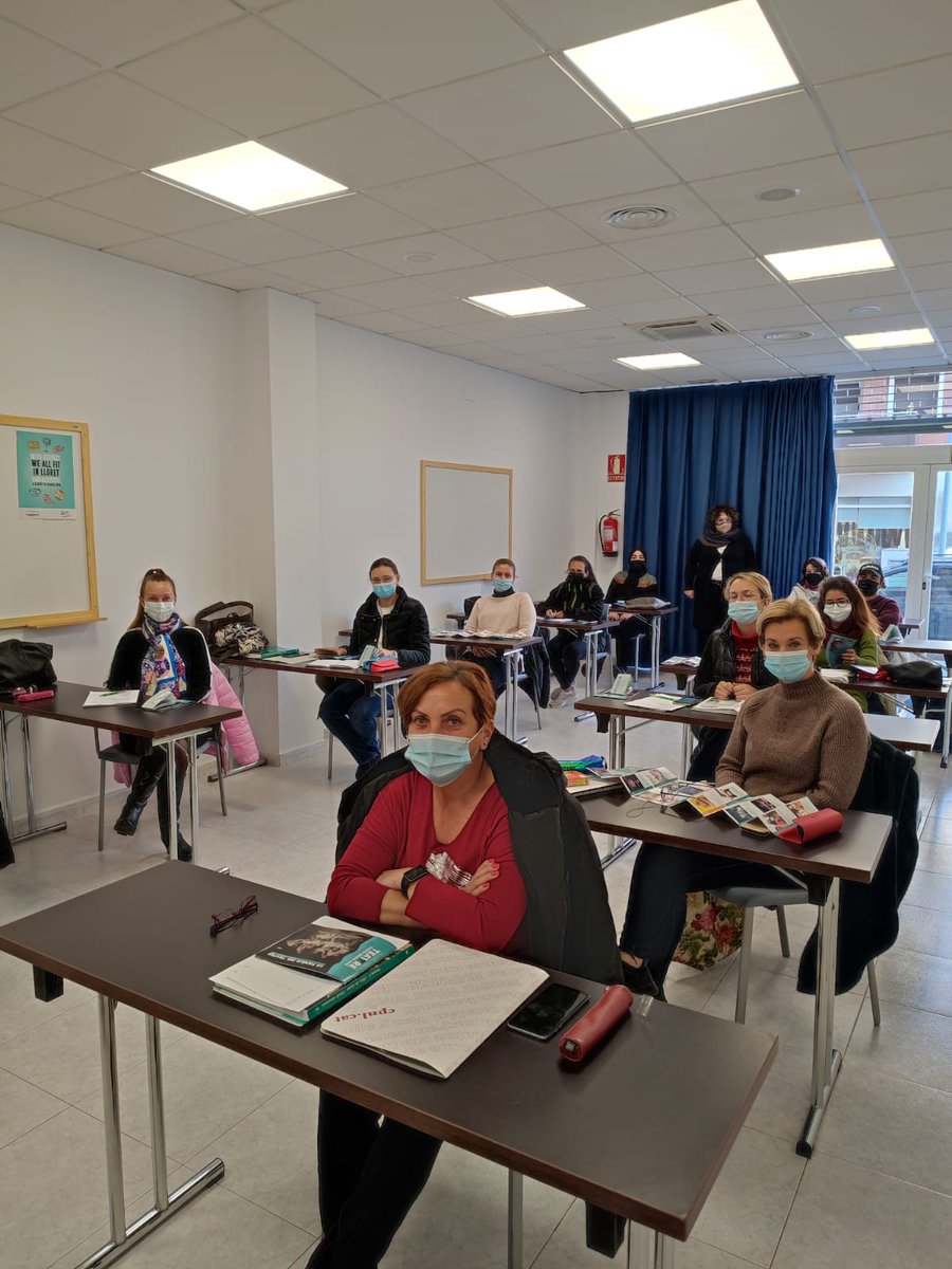 TEATRECBS's tweet photo. Voleu conèixer la nova programació del #TeatredeLloret? 🎭
Envia'ns un mail 📲 i us la presentem a casa, en un bar o per zoom. Com vosaltres vulgueu.

L'hem presentat en un bar, als alumnes de català de l'@IdoiaSG i a les alumnes del taller de memòria del Casal de la Gent Gran. https://t.co/ADCcgRdzyD