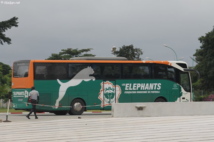 Gerardo_2600's tweet photo. Le bus de judas iscariote est en vente. Si quelqu’un veut envoyer un colis à Abidjan, ce colis arrivera rapidement demain matin. https://t.co/aR9GgRjBMj