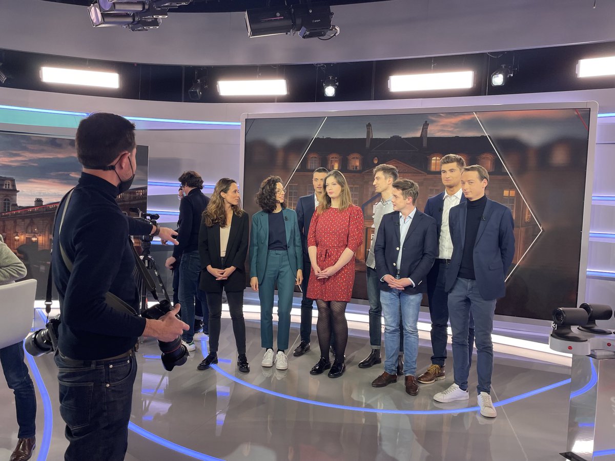 BastienMorassi's tweet photo. « Place aux Jeunes », le débat événement c’est tout de suite sur ⁦@LCI⁩ avec ⁦@Tof_Beaugrand⁩ et ⁦@ruthelkrief⁩. 

Réagissez avec le #DebatJeunesLCI https://t.co/AkrOHrhWv4