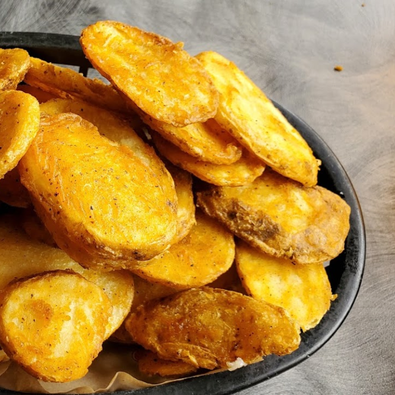 ShakeysUSA's tweet photo. Crispy 👏 golden 👏 Mojos 👏 Get an order of famous Shakey's Mojo potatoes today!

#mojos #mojopotato #friedpotatoes #lafoodfest #lafoodjunkie #lafoodscene #lafoodporn #bestfoodla #losangelesfood https://t.co/HSMumnutDF