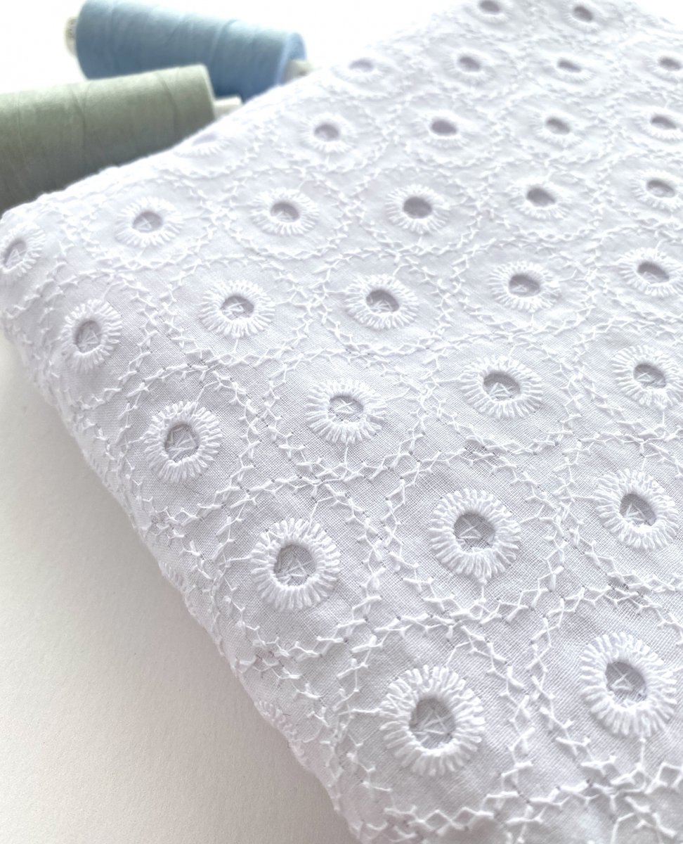 MinervaFabrics's tweet photo. We love this embroidered lace broderie anglaise fabric and all its pretty details
It works so well as a @fridaypatterncompany #wildergown and responds beautifully to dyeing to make it in whatever colour you choose
https://t.co/ogHVET81D0
#EmbroideredLace #BroderieAnglaise https://t.co/iS2HjnV2wz