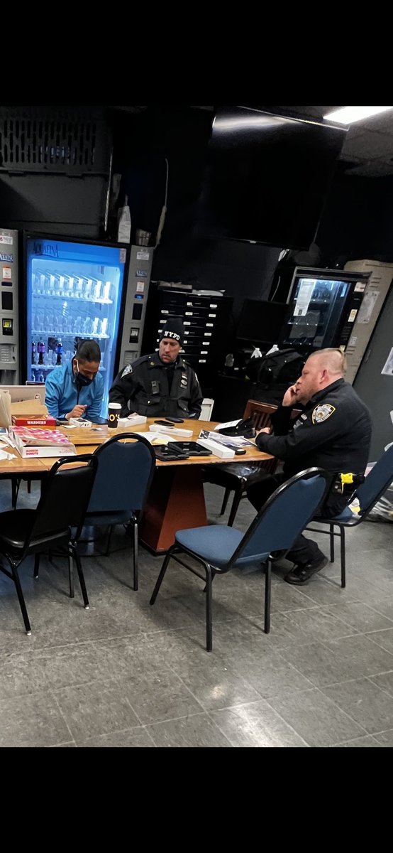 7am roll calls be like… #earlybirdspecial midtown is sizzling up. #sizzlers <a href="/TrishaTCostanza/">Trisha Torres Costanza</a> <a href="/judy_cavalieri/">Judy Cavalieri</a> @Ale_ValdezNYC <a href="/JuanGNYC/">JuanG</a>