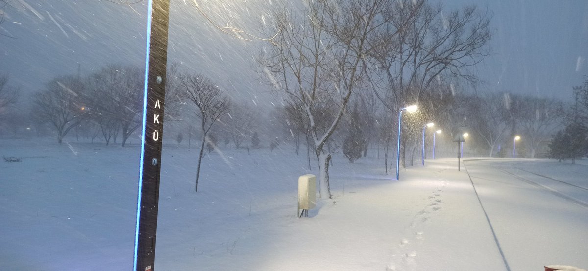 sohretcankolsuz's tweet photo. Okulun hali bu hocam...Daha yumuşak iklimli okullar bile bu kararı alırken Türkiye'nin en sert iklimli şehri Afyonkarahisar'da öğrenciler sizin kararınızı bekliyor... @Karakas1969  #AKÜOnlineSınavİstiyor https://t.co/F3EbS4Oto7