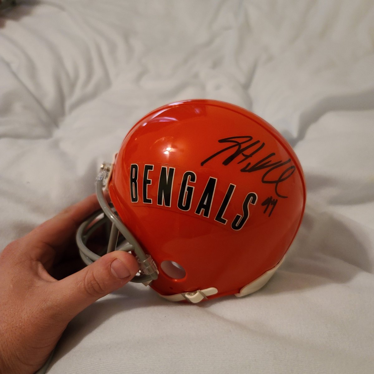 Giveaway Time ! 
Have A Signed Mini Helmet By Vonn Bell and Sam Hubbard. 
1. Must Be Following Me 
2. Rt This Post 
3. Tell Me Your Favorite Bengal Player !

Will Pick A Winner Sunday at 2:00 PM. 
#WhoDey
#WHODEYNATION 
#RuleTheJungle 
#RuleThePlayoffs 
#BurrowVsMahomes