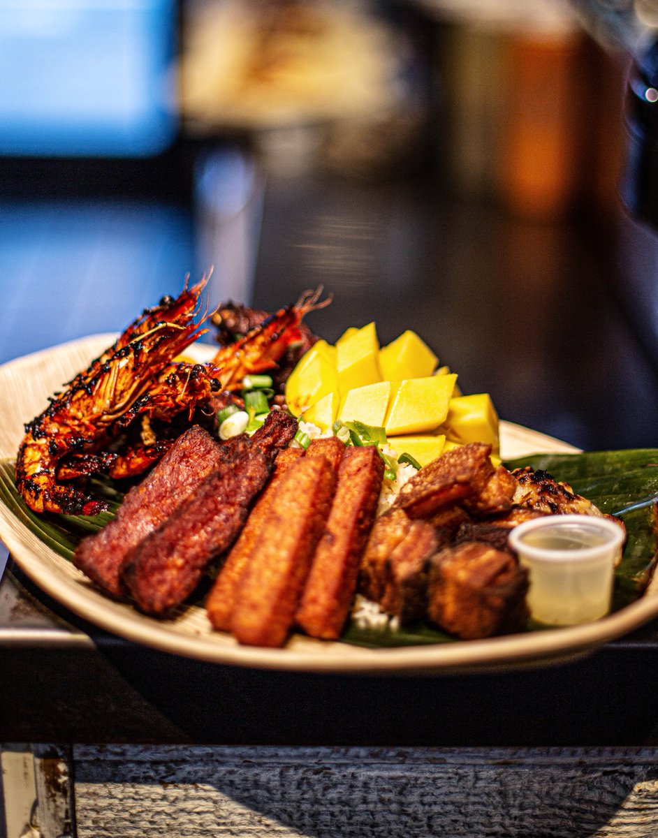 FlipSigi's tweet image. This #Kamayan Platter for Two will only be around until the end of the month! Over a bed of garlic coconut fried rice you'll find charred paprika shrimp, longanisa, chicken adobo wings, grilled @SPAMbrand, braised &amp;amp; fried pork belly, charred eggplant, scallions and fresh mango 🤤