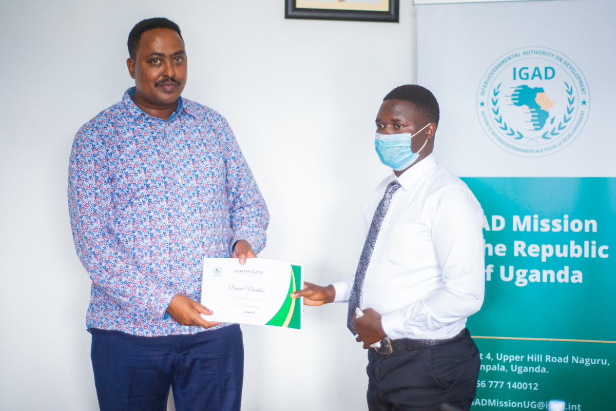 DrWorkneh's tweet photo. A great pleasure once again meeting and greeting our young poets and film makers from the region.
Showed appreciation today to the participants from #Uganda who contested in the #IGADForPeace campaign, and awarded the winners.
Youth is the future. https://t.co/oAf9Zd9pBn