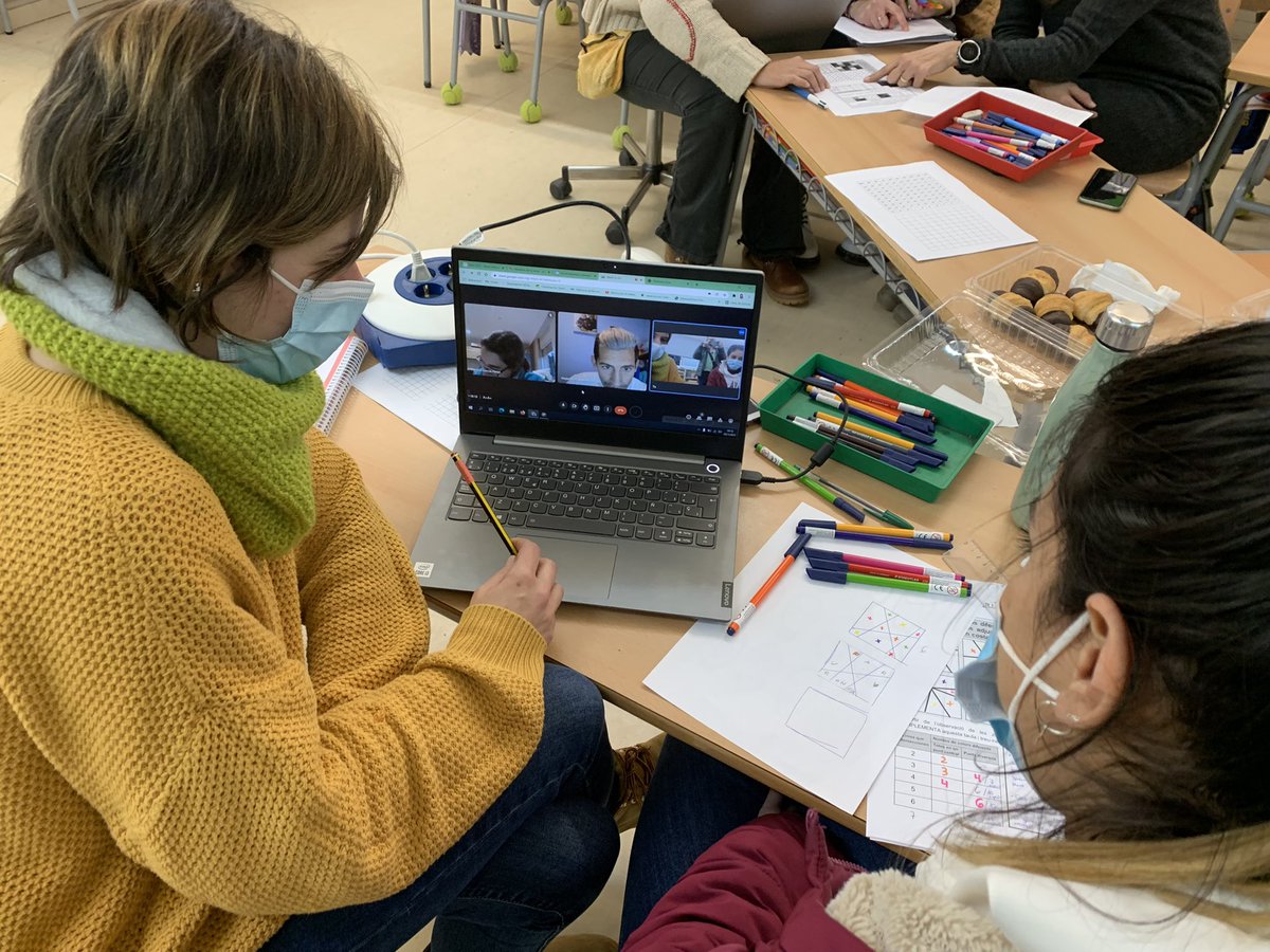 e_montbui's tweet photo. Formació híbrida en temps de pandemia: alguns mestres a l’escola i d’altres, des de casa, descobrint i creant taules llatines, grecollatines i jeroglífiques #a+a+mates @amesamescat https://t.co/NTBL1jCA3r