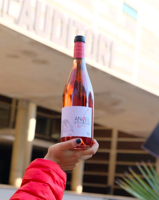 DOEmporda's tweet photo. 🍷 #videlasetmana #vinsdetramuntana
Si teniu un desig, us portem un Anhel.
El celler #PereGuardiola en té tres. Avui us parlarem del rosat, un 100% lledoner afruitat i refrescant en boca i alhora untuós i àcid.
--
Amb el suport @gencat @WineModeration
#fonssocialeuropeu https://t.co/5pMMdy9YYy