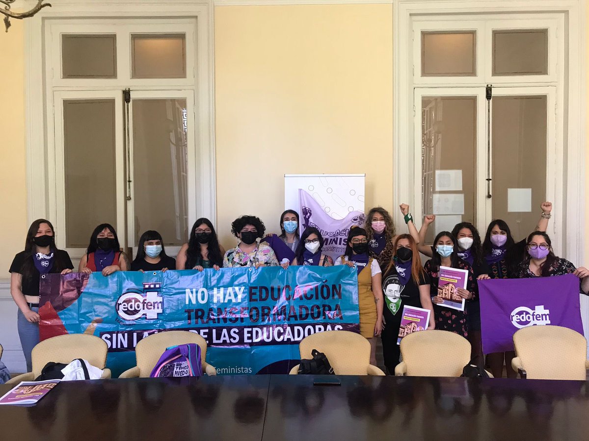 redofem's tweet photo. ¡Estamos muy contentas! Hoy fuimos a la Convención invitadas por su presidenta @MEQChile, a conversar sobre sobre nuestra propuesta “Una educación feminista para Chile: pública, laica y no sexista”, tras haber conseguido las 15.000 mil firmas 💜 https://t.co/W2aONd82sN