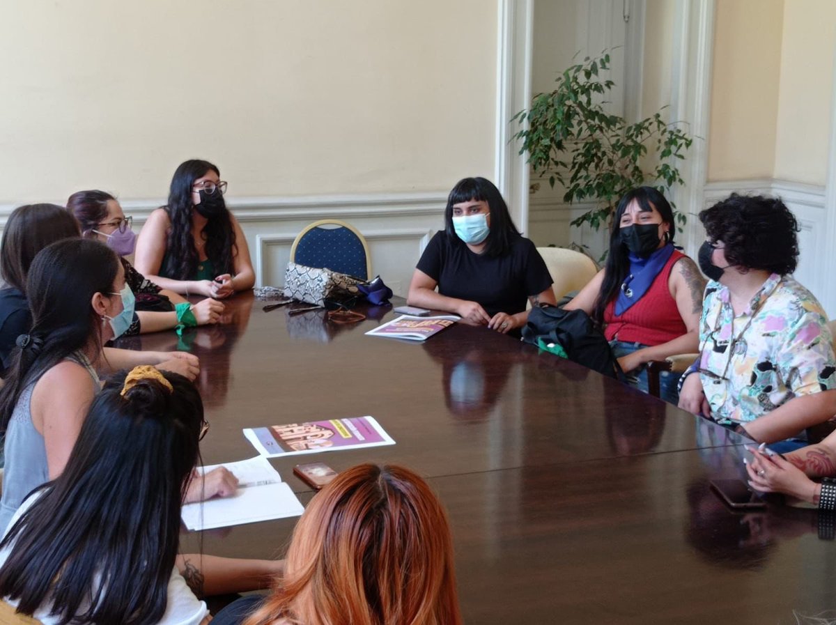 redofem's tweet photo. ¡Estamos muy contentas! Hoy fuimos a la Convención invitadas por su presidenta @MEQChile, a conversar sobre sobre nuestra propuesta “Una educación feminista para Chile: pública, laica y no sexista”, tras haber conseguido las 15.000 mil firmas 💜 https://t.co/W2aONd82sN