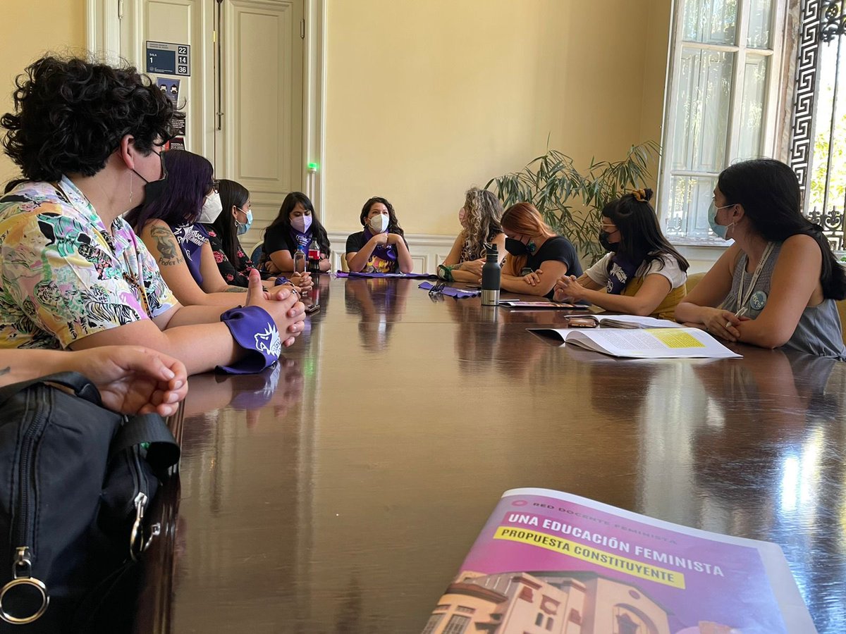 redofem's tweet photo. ¡Estamos muy contentas! Hoy fuimos a la Convención invitadas por su presidenta @MEQChile, a conversar sobre sobre nuestra propuesta “Una educación feminista para Chile: pública, laica y no sexista”, tras haber conseguido las 15.000 mil firmas 💜 https://t.co/W2aONd82sN