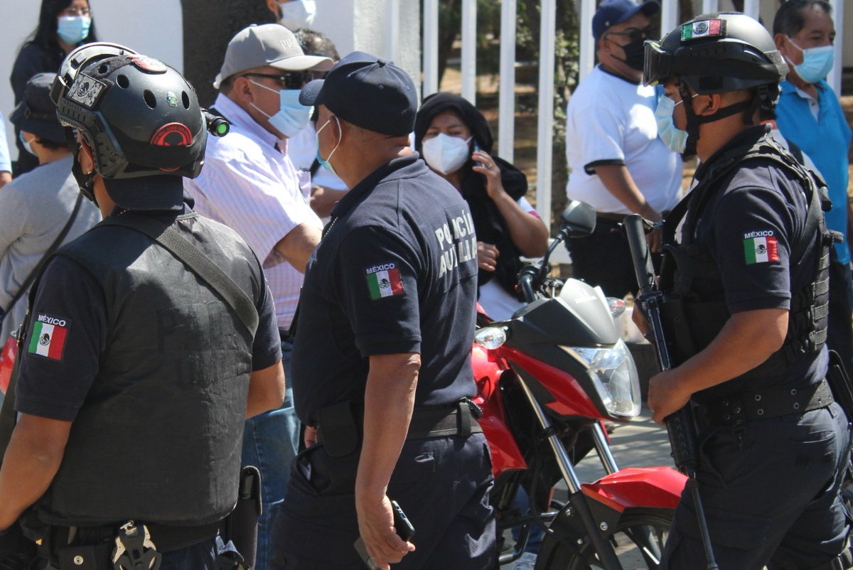 PABIC_GobOax's tweet photo. En el marco de la aplicación de la vacuna contra Covid-19, desplegamos operativo de seguridad y vigilancia en los puntos establecidos en la zona metropolitana #Oaxaca.

@GobOax @alejandromurat @SSP_GobOax @DaliaBnoyola @Policia_GobOax @PolVial_GobOax @PARS_GobOax @UnidadGnro_SSPO https://t.co/19XCZehzcL
