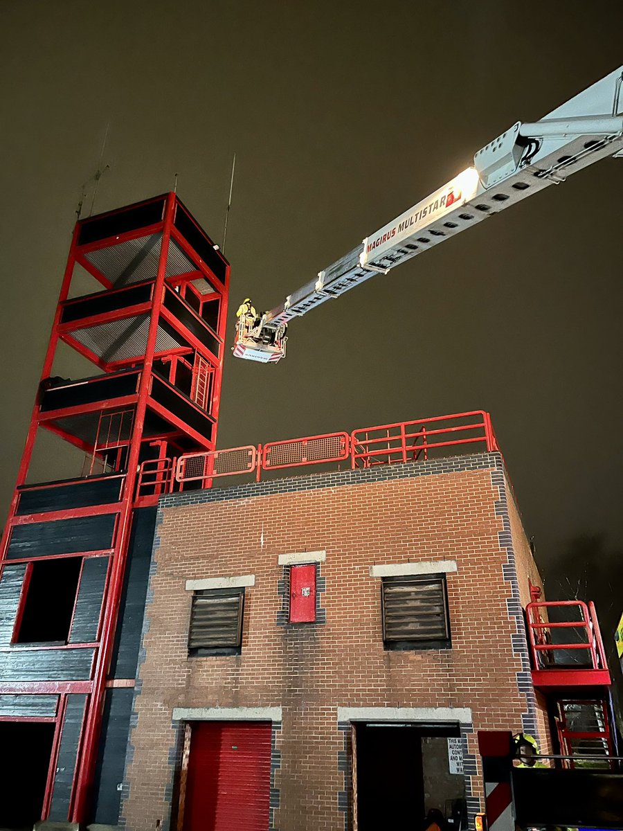 Jamesy_webb's tweet photo. Aerial appliance training for Green Watch Bury last night. Multitude of scenarios and objectives complete. @magirus_group #Multistar #SFRS #Aerial #GreenWatch https://t.co/B9IEkZFKtc