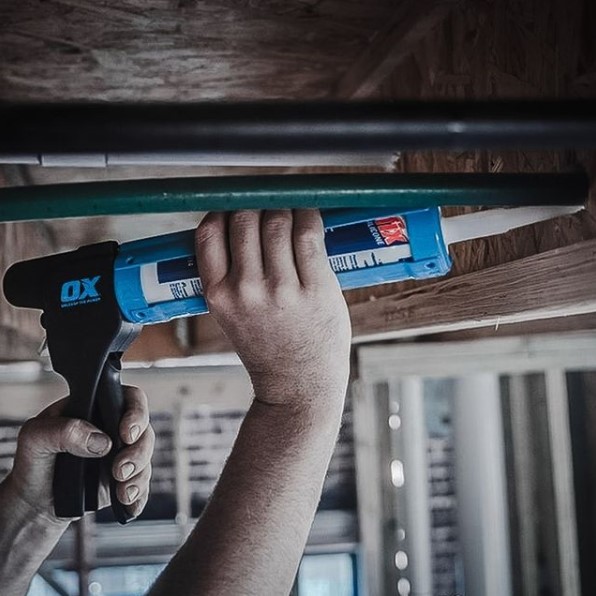 CarbourTools's tweet image. The  #OxTools Rodless Caulk Gun is perfect for narrow, hard to reach spaces!
bit.ly/3yqkTbJ 

Robust riveted and reinforced carriage provides a 7:1 thrust ratio - perfect for latex &amp;amp; silicone caulks.

#tools #caulkgun #contractors
