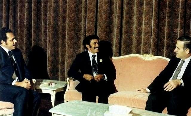 History_afash's tweet photo. فخامة الرئيس "علي عبدالله صالح" رئيس الجمهورية العربية اليمنية، أثناء لقاء ثلاثي مع الرئيس السوري "حافظ الأسد"، والرئيس" علي ناصر محمد" رئيس الشطر الجنوبي لليمن، على هامش أعمال المؤتمر الإسلامي الثالث في الطائف.

(رحمهما الله)

تاريخ الصورة: الإثنين, 26 يناير - كانون الثاني 1981م https://t.co/KgkvCU7aL8