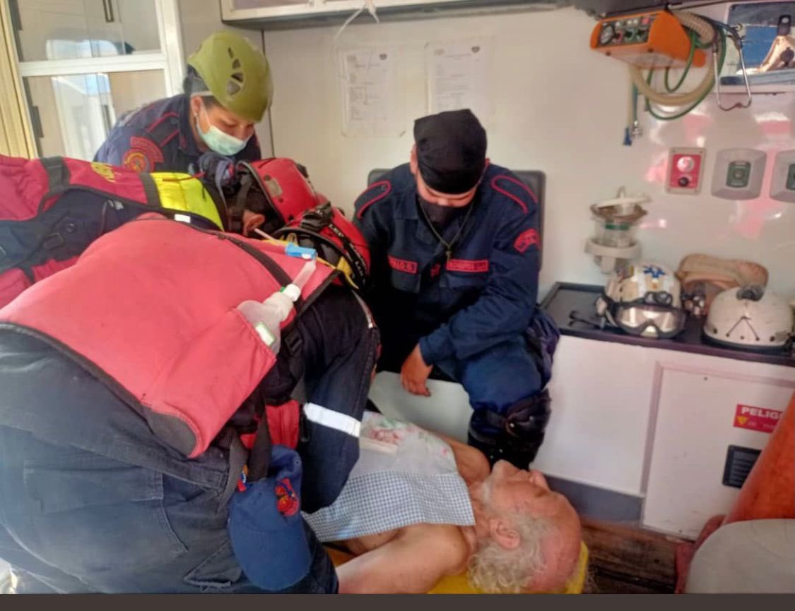 IdaniaChirinos's tweet photo. El caso del prof universitario encontrado al lado del cadaver de su esposa,en Merida,en Venezuela,no es más que la radiografía de la miseria humana de quienes han provocado la destrucción del país y por ende provocan hechos como este. En #LaTarde de @NTN24ve https://t.co/I5CJ1Ib5VB