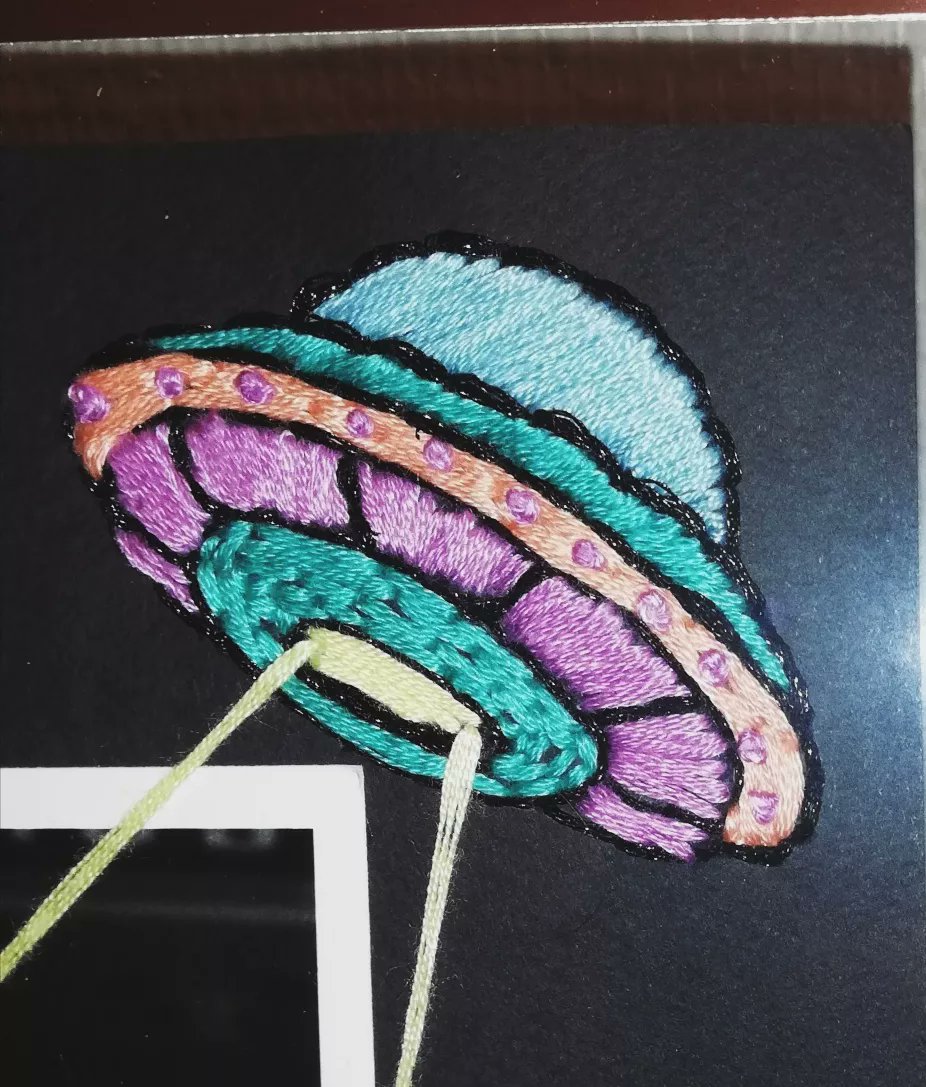 Bulle_Tine's tweet photo. DISPO/AVAILABLE 

L'enlèvement 🤸‍♀️🛸 

Les championnats de GRS, cette source d'inspiration sans fin 🤩 Troisième photo ancienne brodée de la série des gymnastes. Dispo en boutique ou en DM !

#stitch 
#embroideryonpaper #embroidery #bloodybroderie https://t.co/EdVL3wpn27