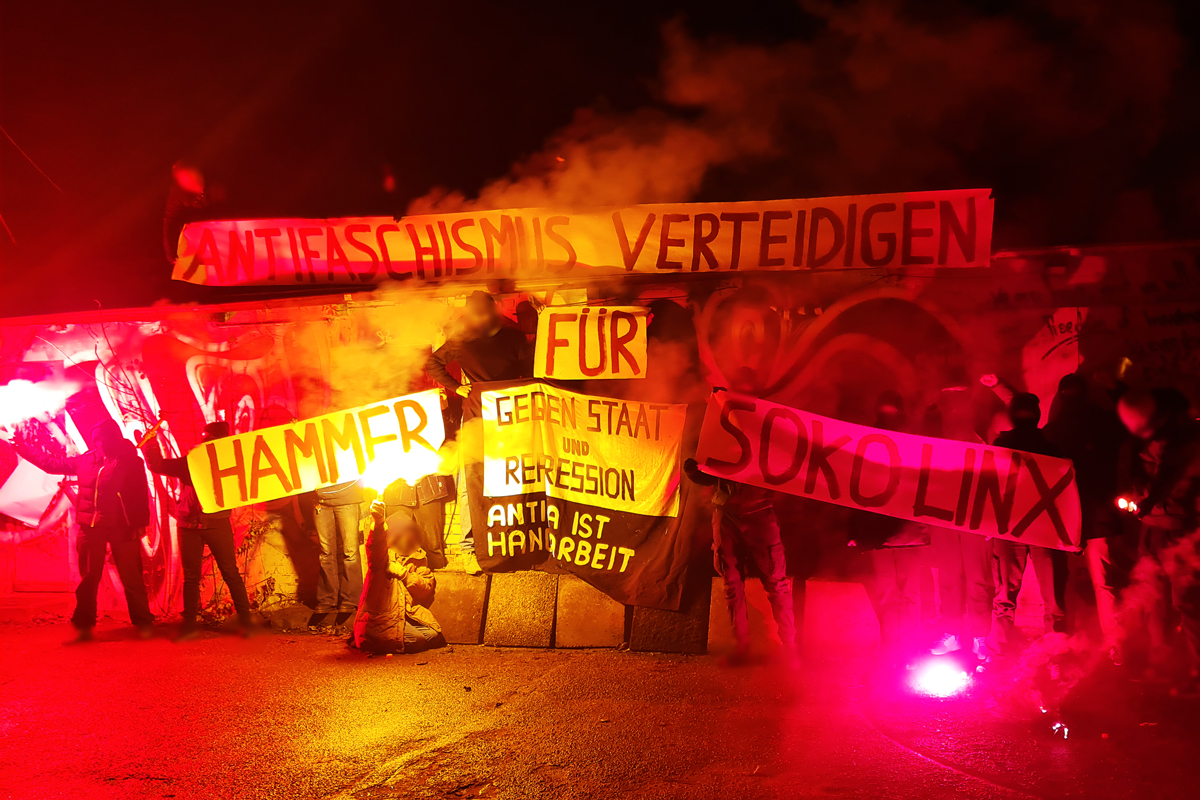 AntifaLuebeck's tweet photo. Solidarische Grüße aus #Lübeck nach #Leipzig an die von Repression Betroffenen: Hammer für Soko Linx – Antifaschismus verteidigen!

#LE2601 #Connewitz #WirsindalleLinX https://t.co/2dyHrxoFxe