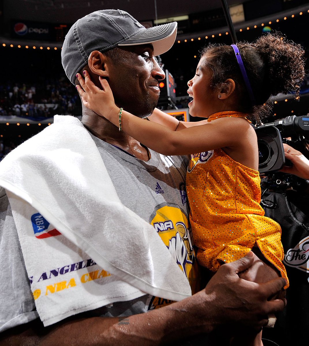Lakeshow815's tweet photo. #MambaForever #mambacitaforever #girldad #LakeShow #mambaoutbutnotforgotten https://t.co/nLowYcYTpl