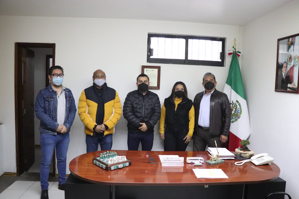 Vasconcelos_SEV's tweet photo. 📣 Sostuvimos una reunión de trabajo con el alcalde de #ZozocolcoDeHidalgo, Serafín Pérez Carmona, a quien nuestro coordinador, Freddy salas Martínez, le presentó los servicios y actividades que pueden apoyar la educación en su municipio con tecnología educativa.💻🚌 https://t.co/V2kufhs9DJ