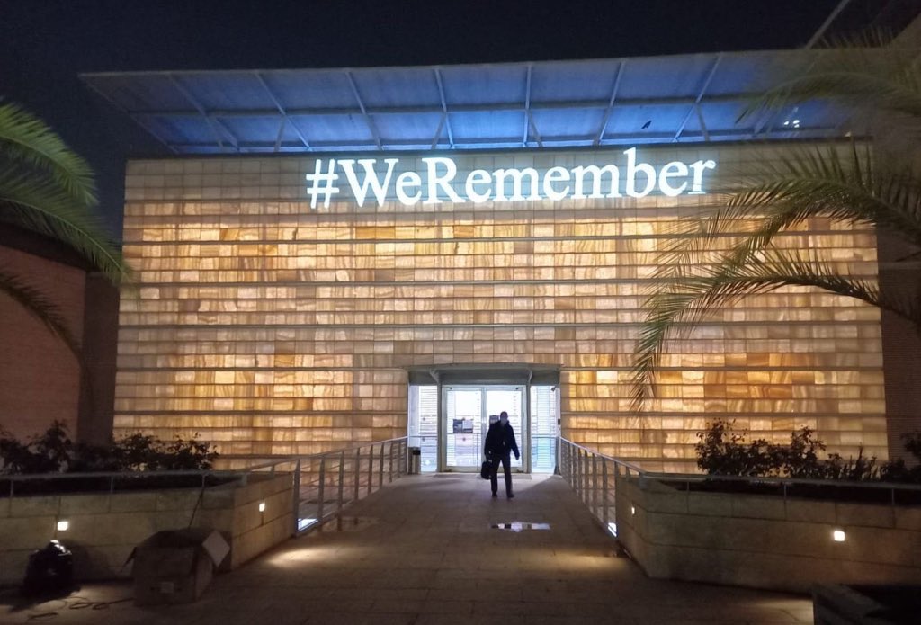 وزارة الخارجية الاسرائيلية تضيء مبناها لذكرى ضحايا المحرقة وهو يوم تذكاري وطني في إسرائيل, يتم فيه…