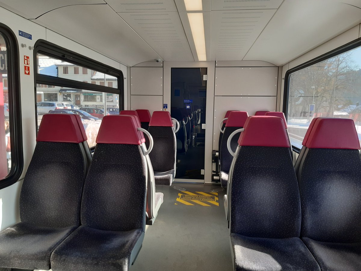 Albert_GdC's tweet photo. @Akikonaj Hi haurà algun dia seients còmodes a @rodalies? https://t.co/VVmrP3W0vk
