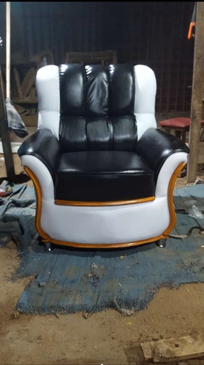 Wakanda_20's tweet image. A piece of my work 🛋 🔨🪚❣made in 🇬🇲. I can be reached on +220 7011323 or +220 3540575 #TekkiFii